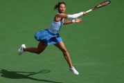 WTA查尔斯顿站最新战报，郑钦文6-4萨卡里，中国金花占据先机