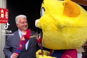 主席拉波尔塔参加巴萨主题书展，并与俱乐部吉祥物CAT嬉笑打闹
